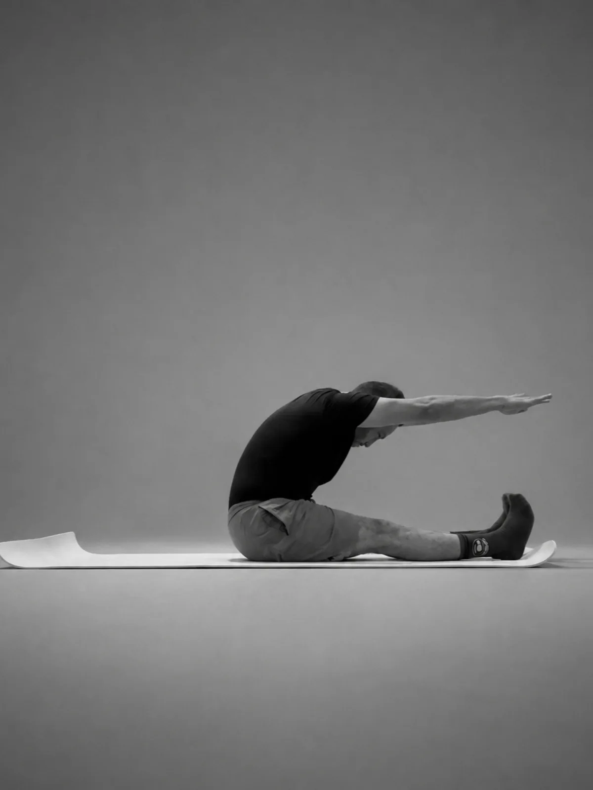 Joseal Pantoja explorando una flexión lateral durante su práctica de Mat