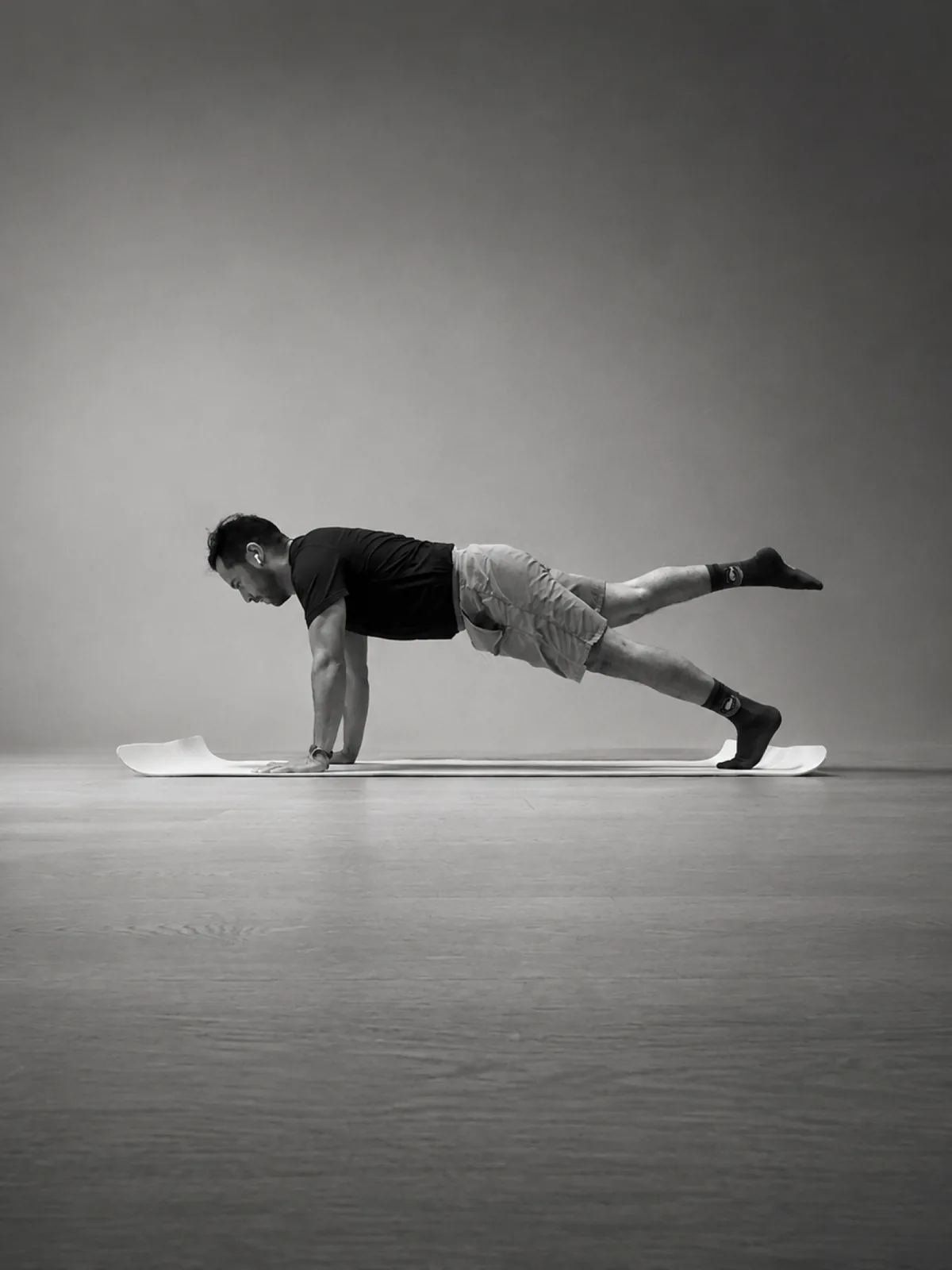 Joseal Pantoja practicando Pilates Mat en apoyo de manos, con una pierna elevada.