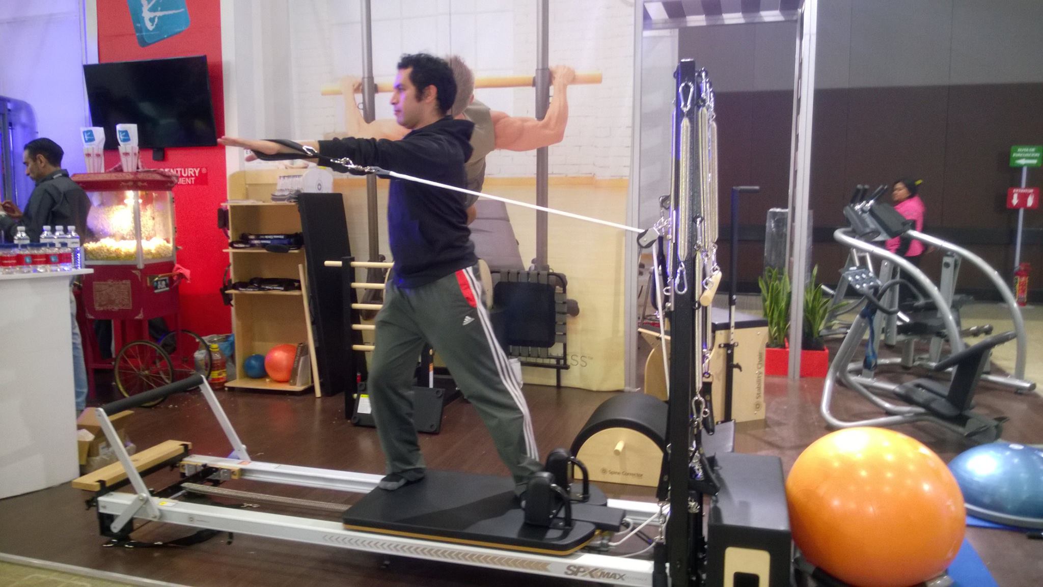 Joseal Pantoja trabajando con las correas de un Reformer durante una práctica